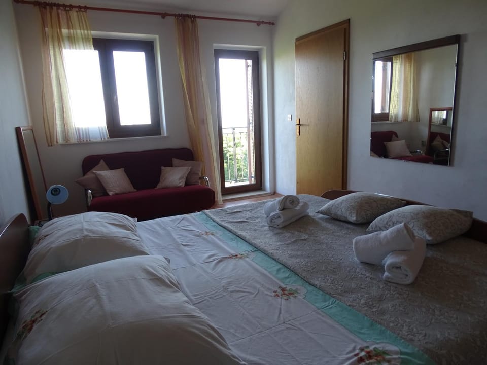 Bed, Bedroom, towels