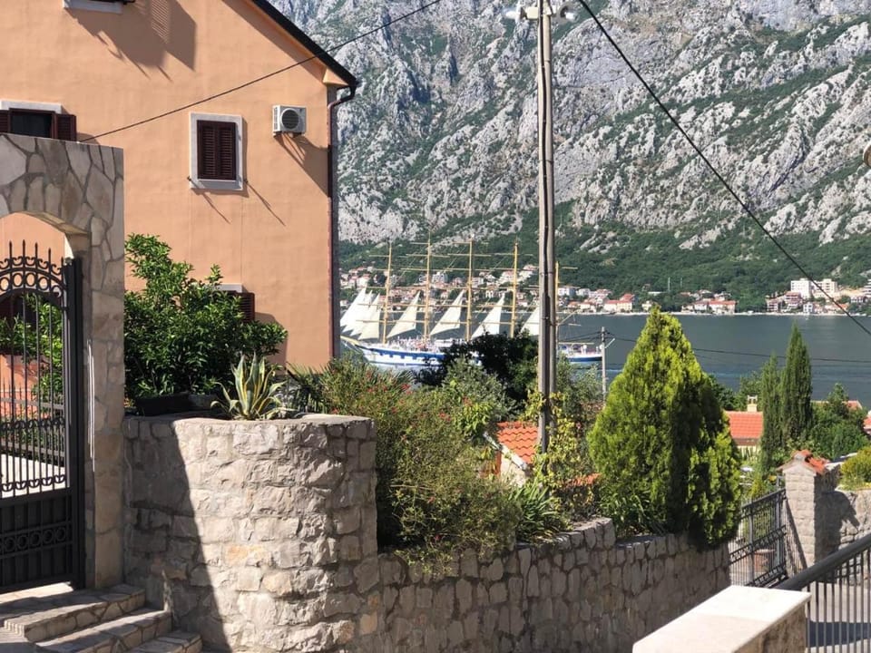 Neighbourhood, Decorative detail, Sea view