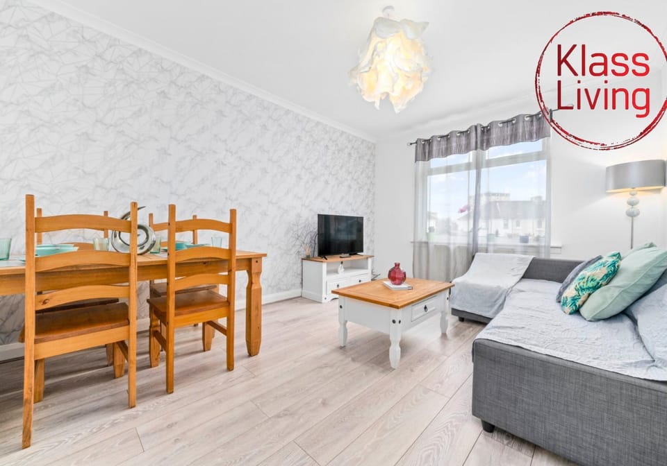 TV and multimedia, Living room, Decorative detail, Seating area, Dining area, Guests, group of guests, Family