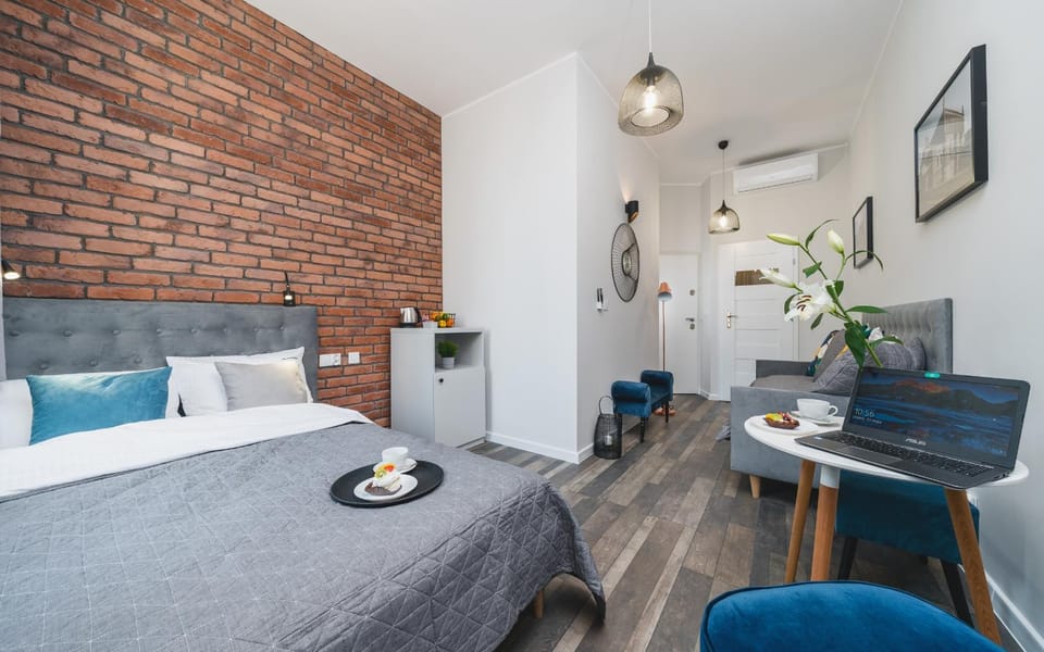Bed, Coffee/tea facilities, Living room, Photo of the whole room, Decorative detail, Seating area, Dining area, furniture, internet, wardrobe, air conditioner