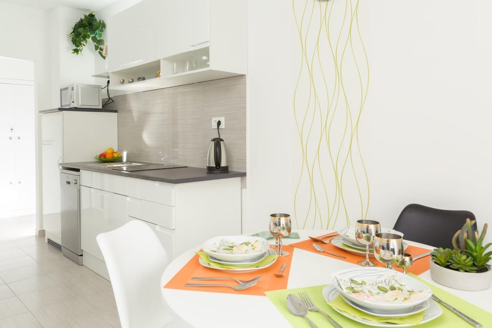 Coffee/tea facilities, Kitchen or kitchenette, Dining area