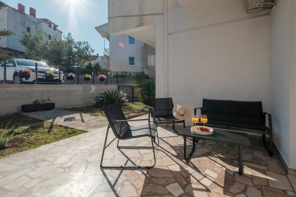 Property building, Garden, Seating area, Garden view, Parking