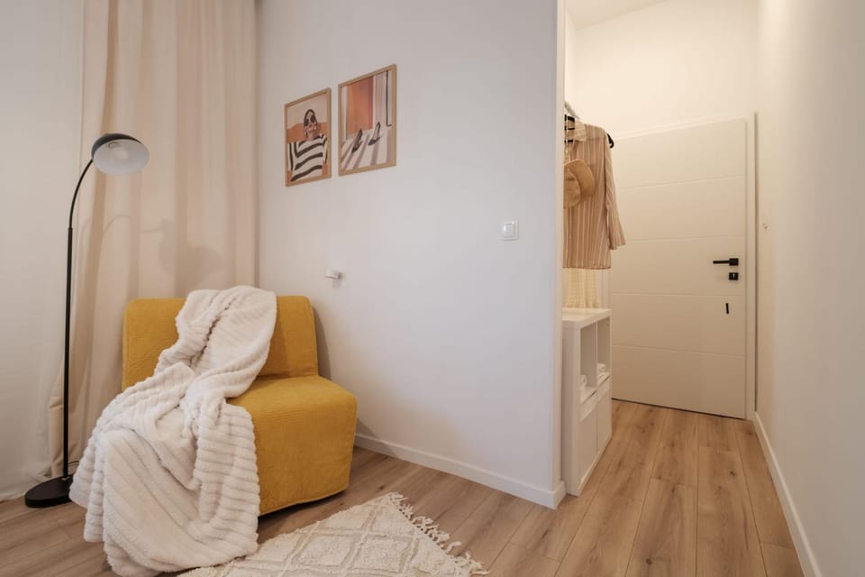 Bed, Photo of the whole room, Seating area, Bedroom