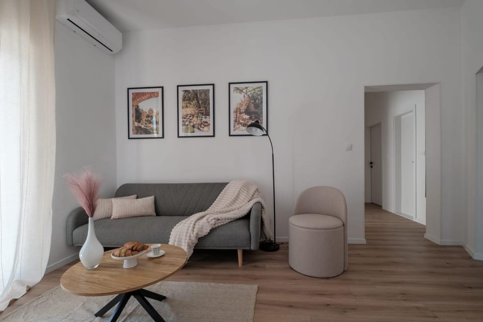Seating area, Dining area, air conditioner