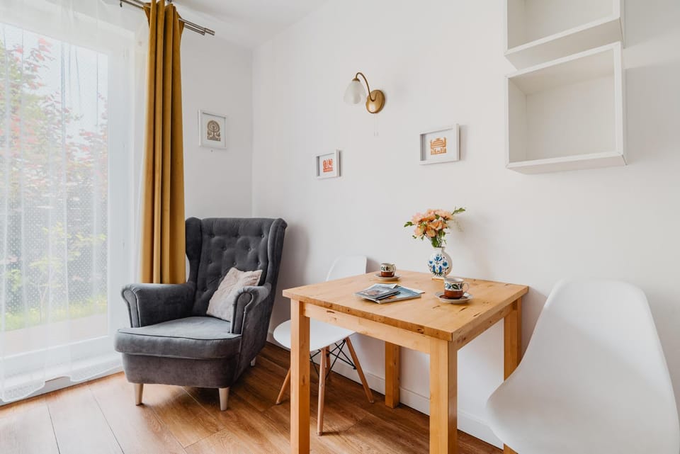 Photo of the whole room, Seating area