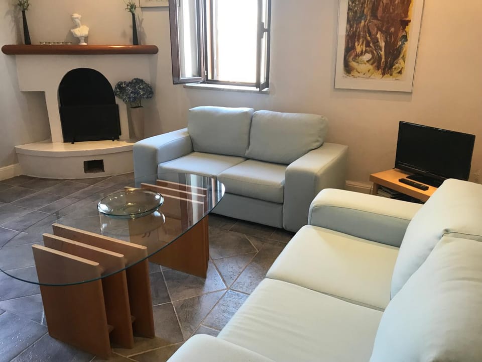 TV and multimedia, Living room, Seating area, fireplace