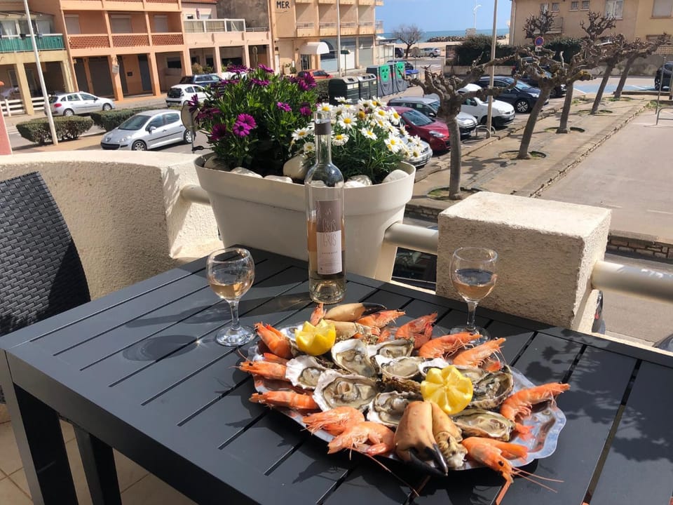 Patio, Sea view, Lunch, Dinner, Location, Parking