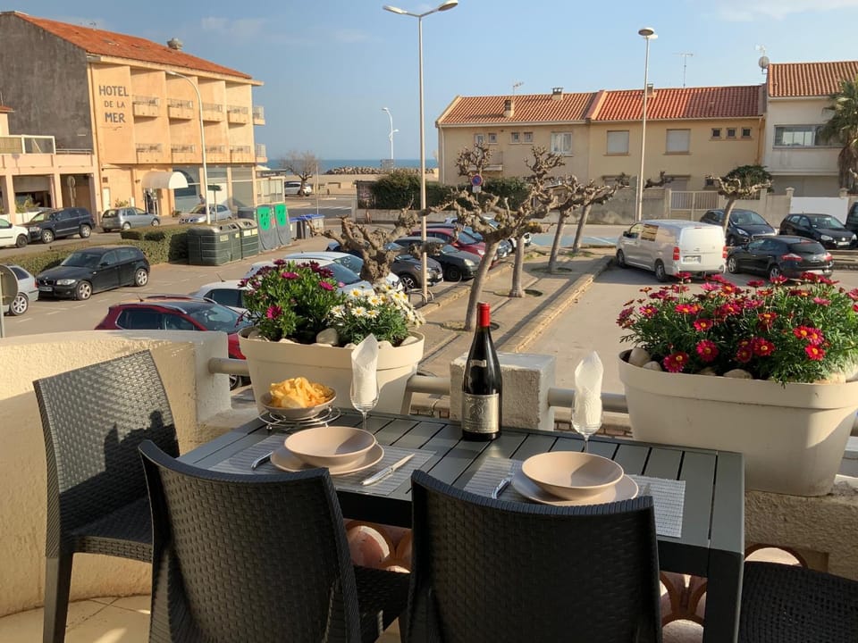 View (from property/room), Balcony/Terrace, Dining area, Sea view