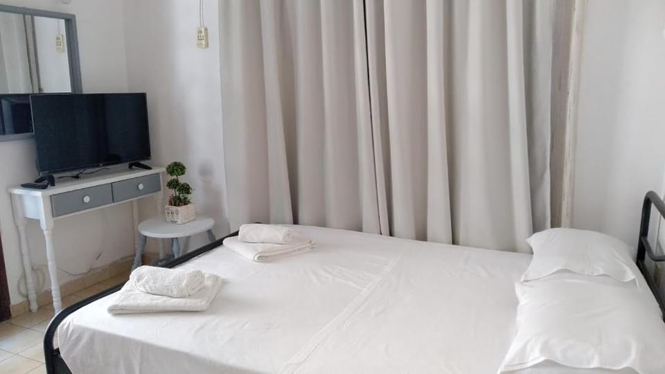 Bed, TV and multimedia, Photo of the whole room, Bedroom, towels