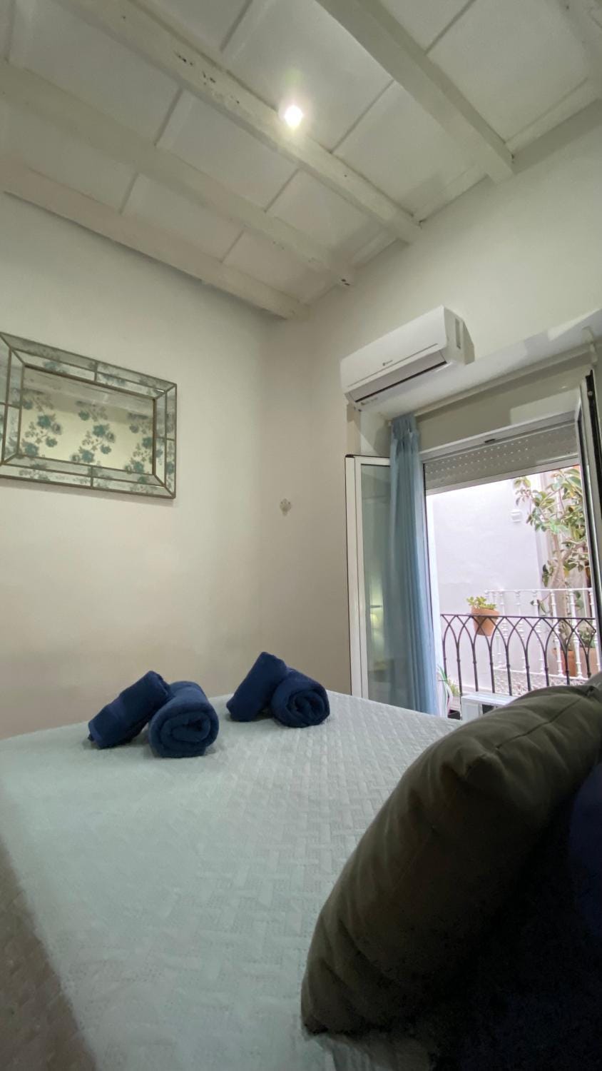 Bed, Photo of the whole room, Bedroom, air conditioner