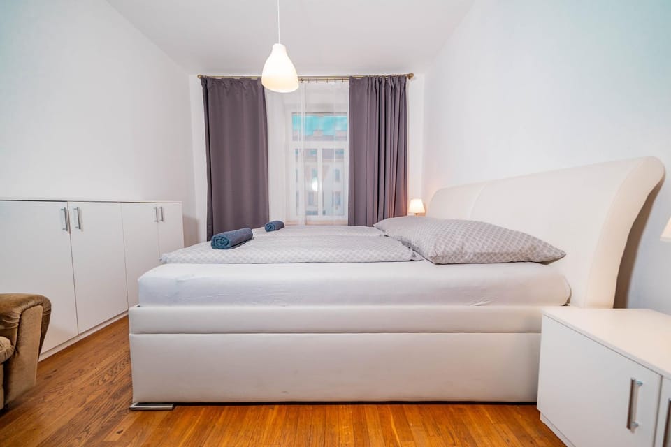 Bed, Bedroom, towels