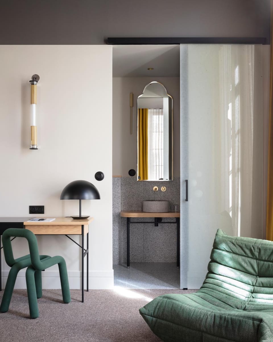 Seating area, Bedroom, hair dresser