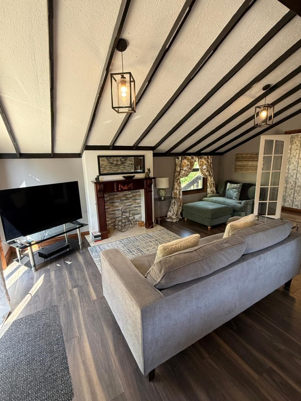 Squirrel Lodge at Owlet Hideaway - with Hot Tub, Near York Apartment in England