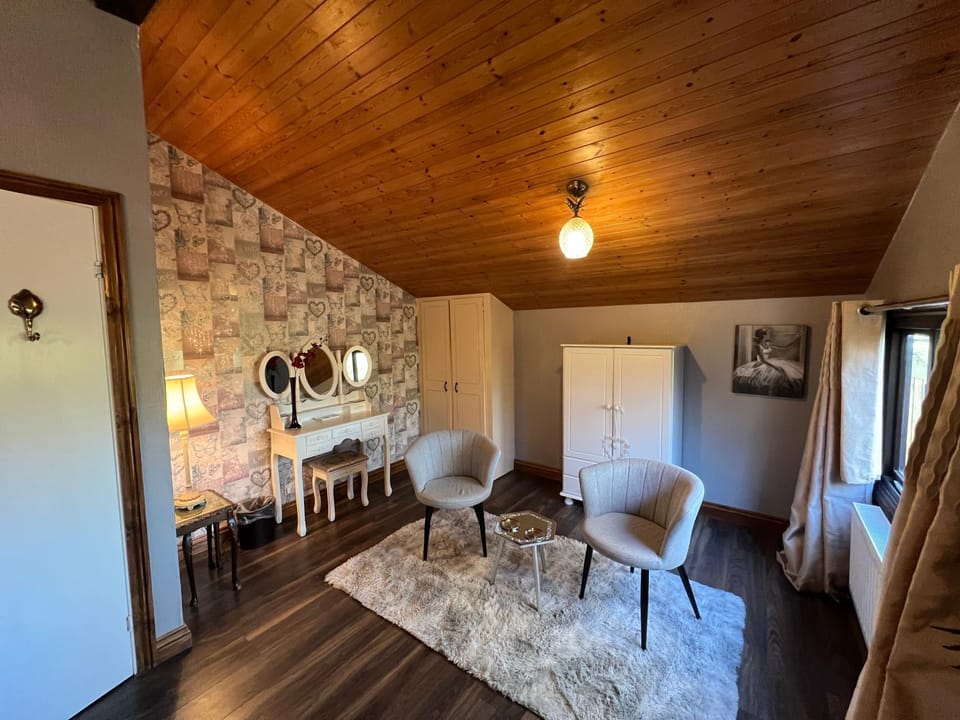 Squirrel Lodge at Owlet Hideaway - with Hot Tub, Near York Apartment in England