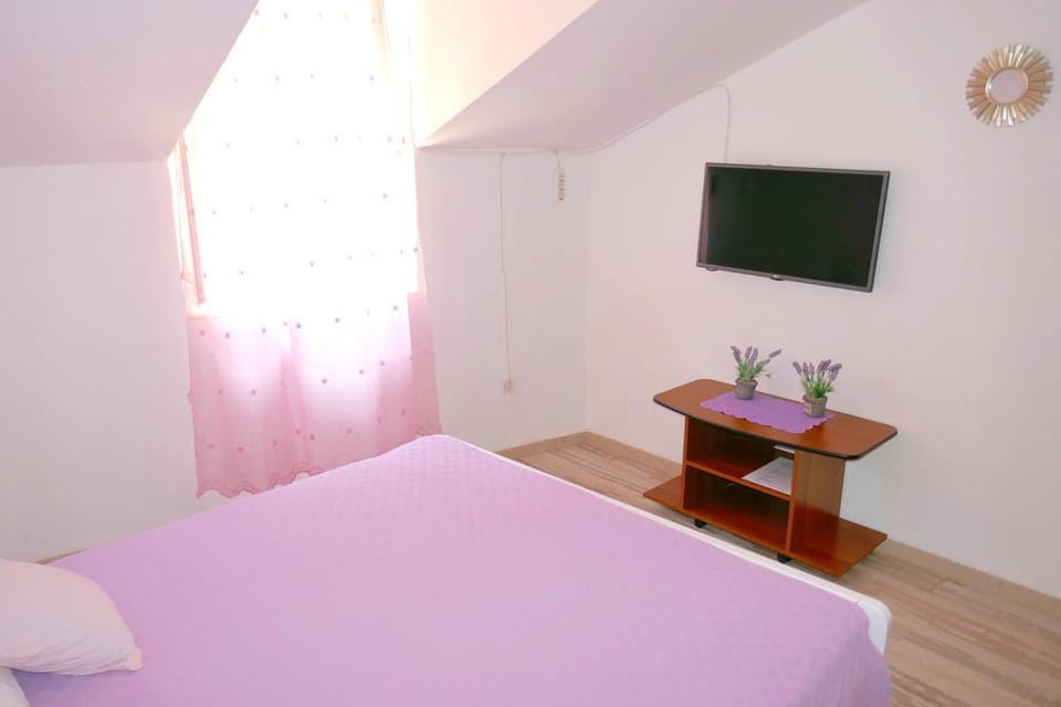 Bed, TV and multimedia, Bedroom