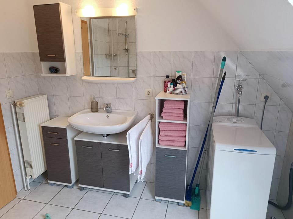 Bathroom, towels, washing machine