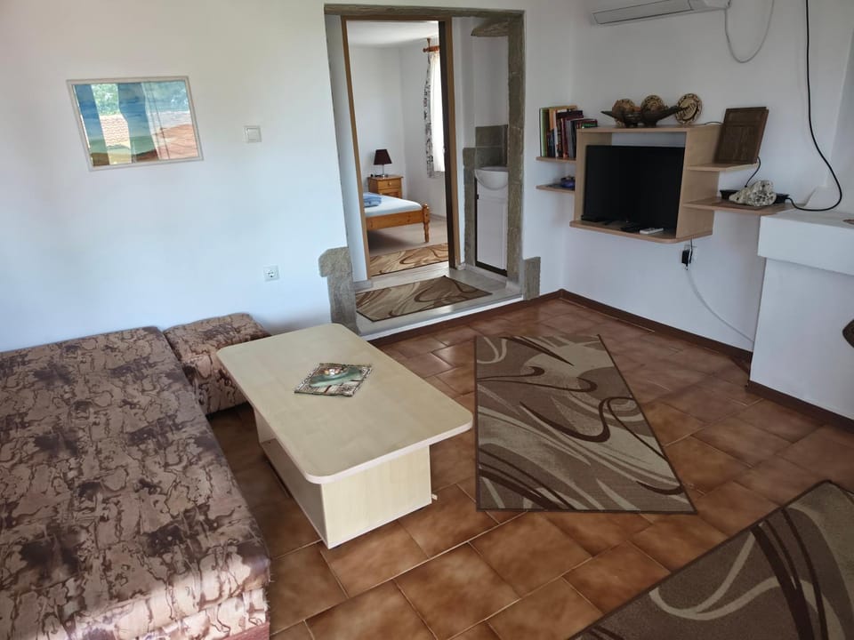 Communal lounge/ TV room, Bed, Living room