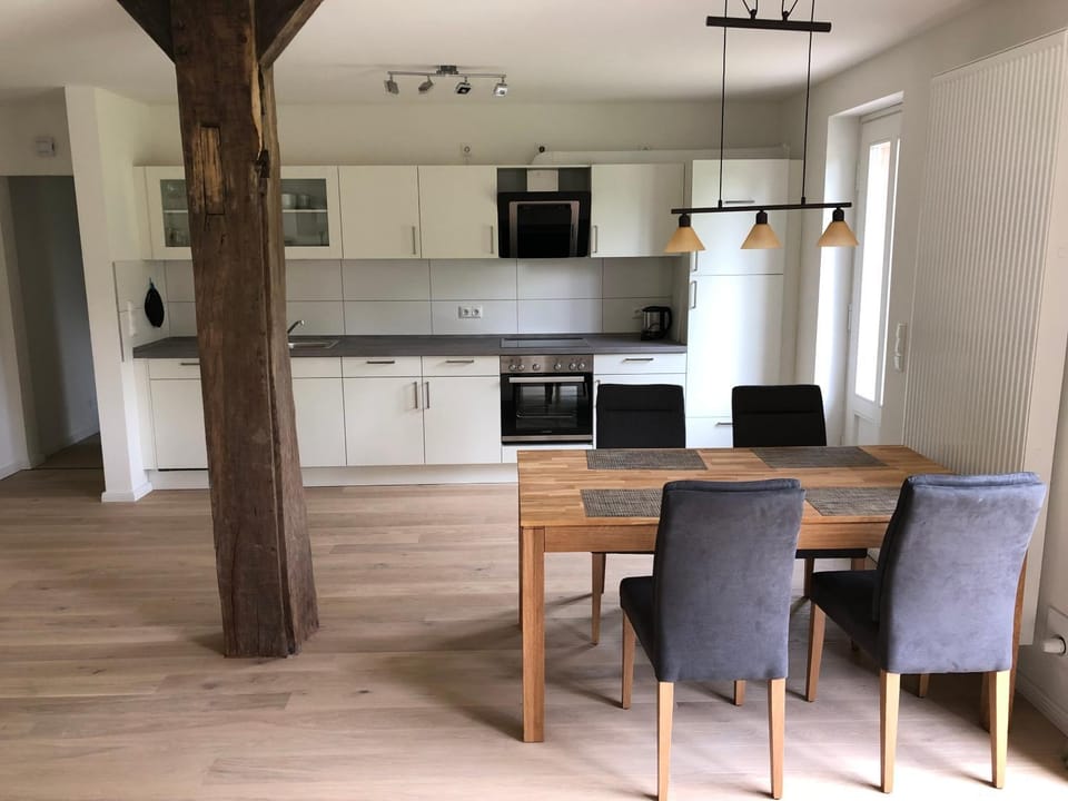 Kitchen or kitchenette, Dining area