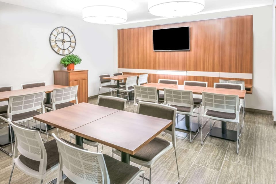 Restaurant/places to eat, Dining area, On site