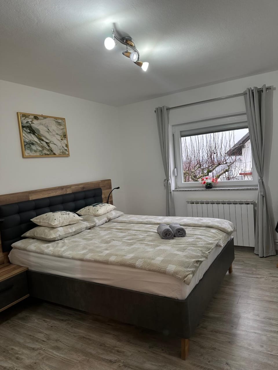 Bed, Bedroom, towels