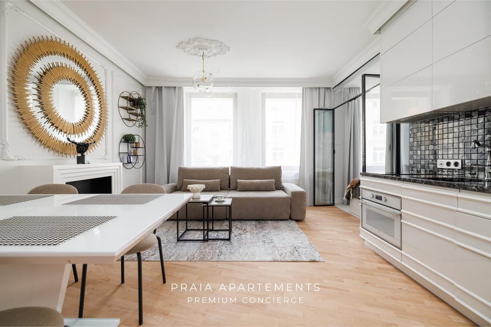 TV and multimedia, Kitchen or kitchenette, Living room, Seating area, Dining area