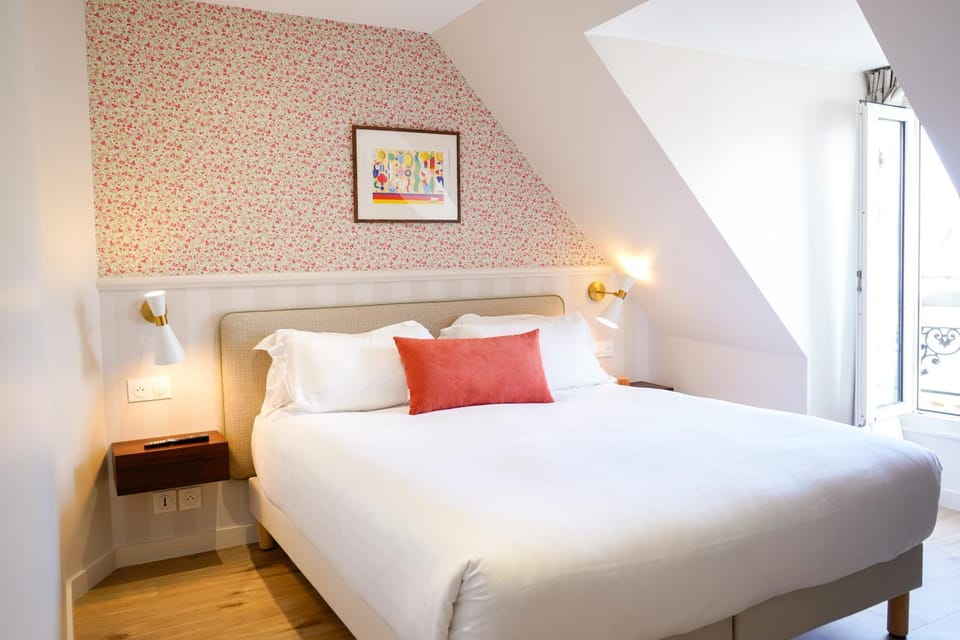 Photo of the whole room, Bedroom