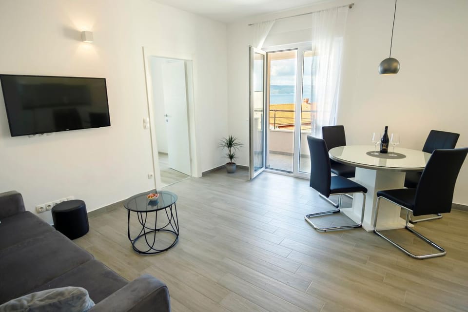 Communal lounge/ TV room, TV and multimedia, Living room, Seating area, Dining area