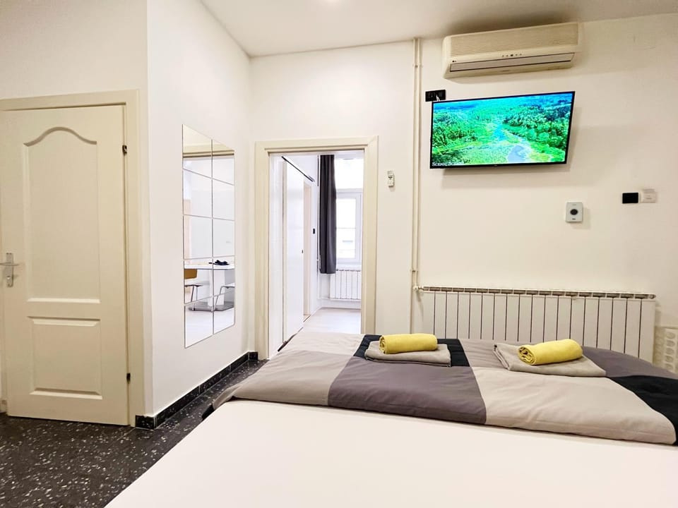 TV and multimedia, Photo of the whole room, Bedroom, internet, air conditioner