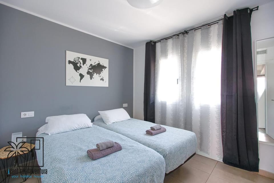 Bed, Photo of the whole room, Bedroom, City view, safe, towels