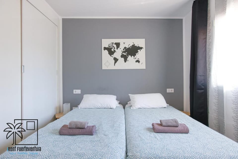 Bed, Bedroom, Street view, towels