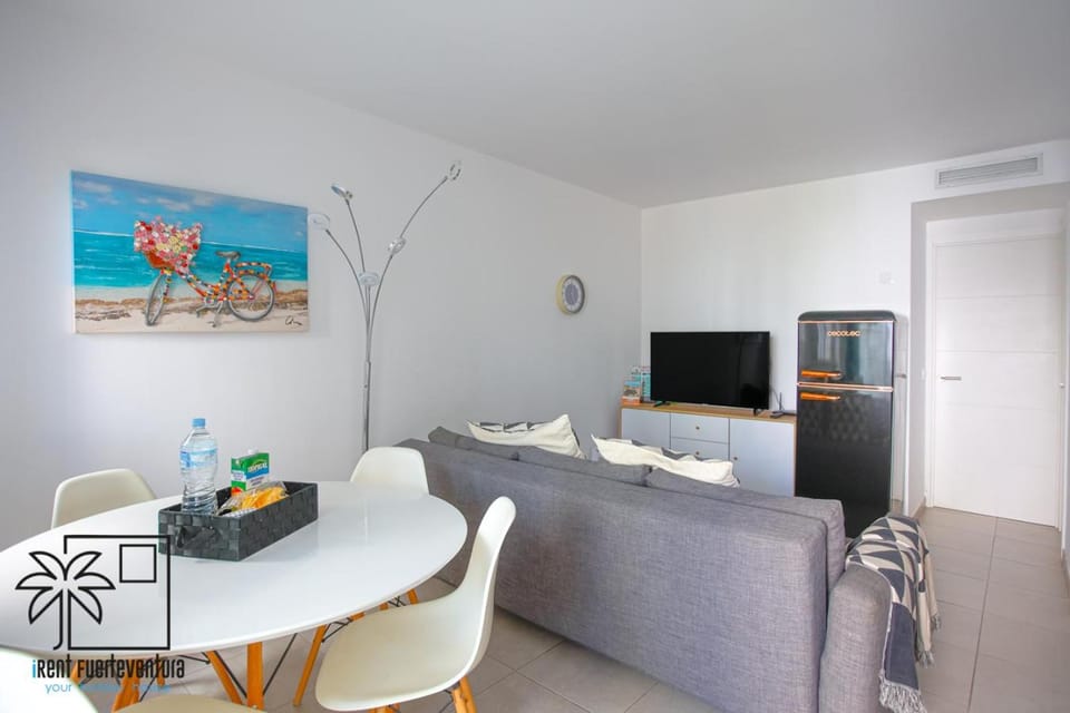 TV and multimedia, Kitchen or kitchenette, Living room, Seating area, Dining area