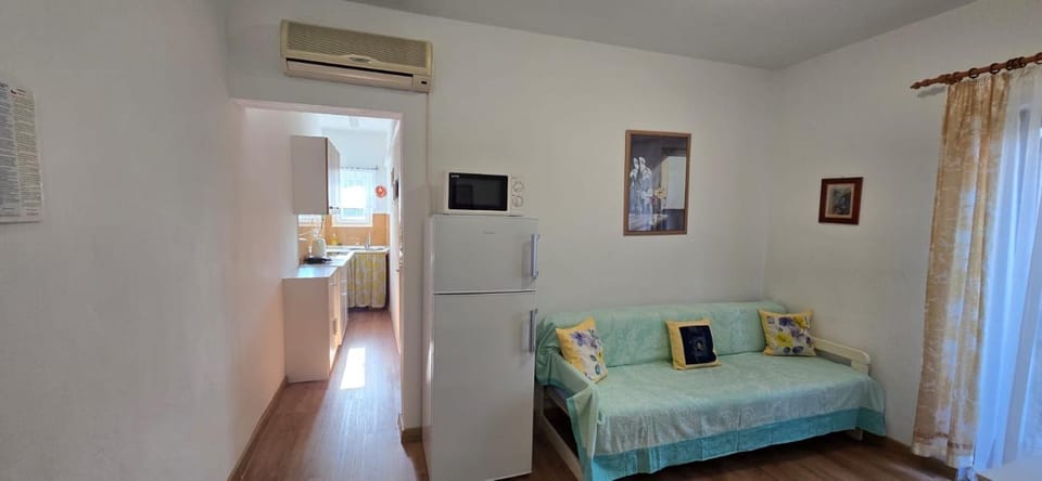 Living room, Seating area, air conditioner