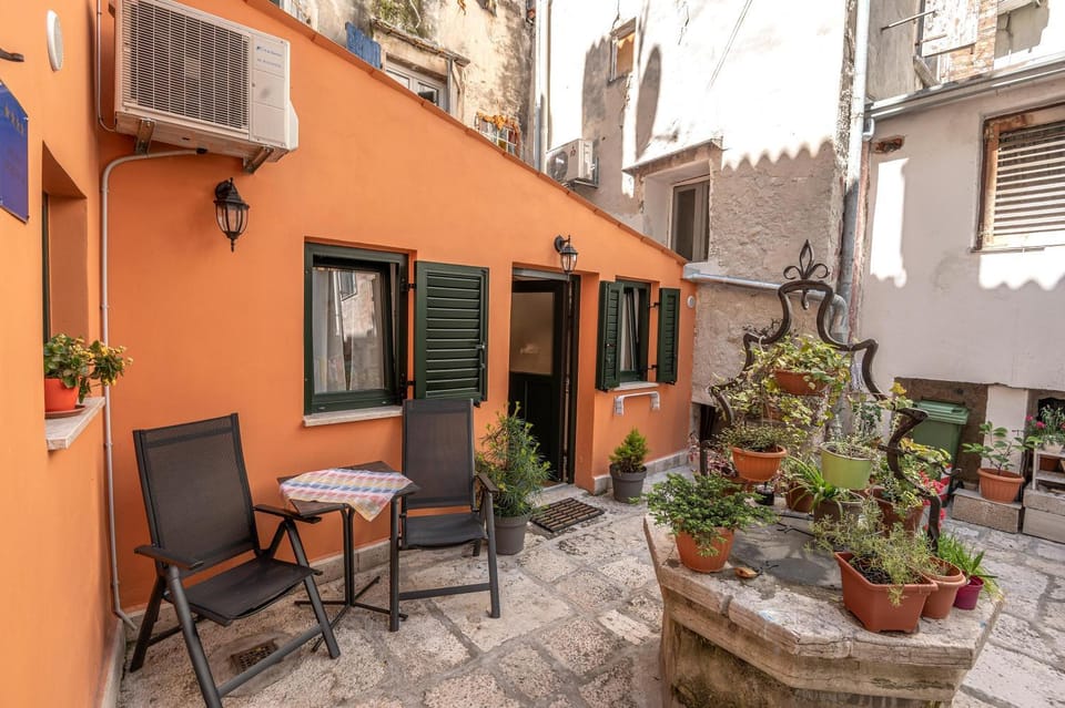 Patio, Facade/entrance
