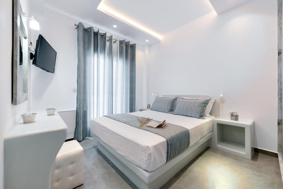 Bed, TV and multimedia, Bedroom, towels