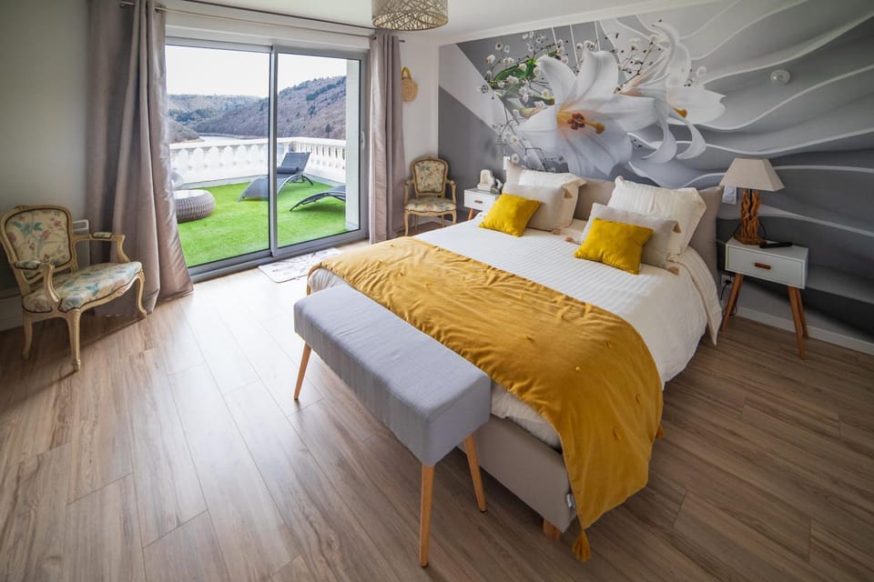 Patio, Bed, Natural landscape, Living room, Photo of the whole room, Garden view, Lake view, Mountain view, River view, sunbed, towels
