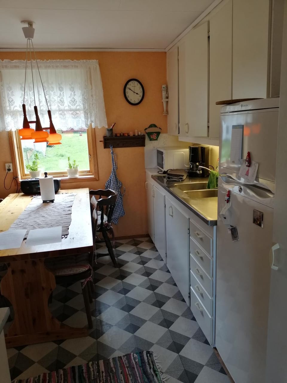 Kitchen or kitchenette, Dining area