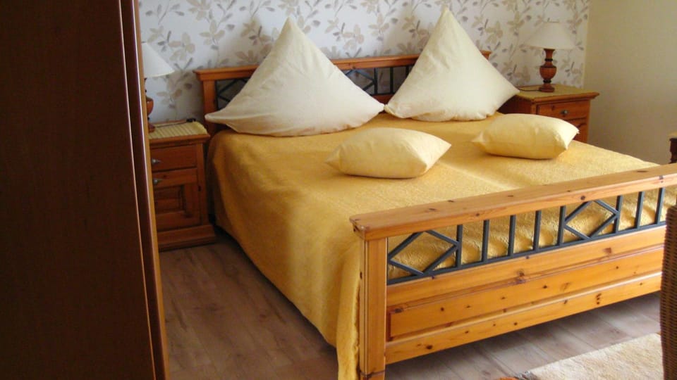 Bed, Photo of the whole room, Decorative detail, Bedroom