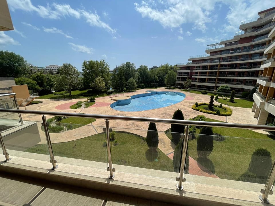 Property building, Balcony/Terrace, Pool view