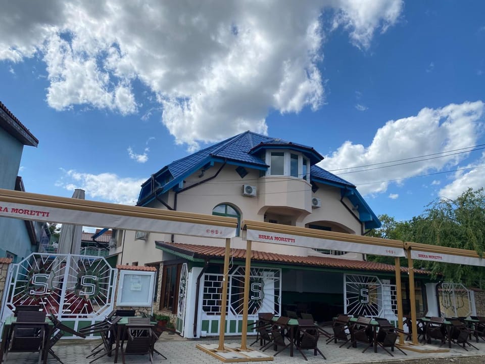 Property building, Restaurant/places to eat, Swimming pool, Breakfast, Parking
