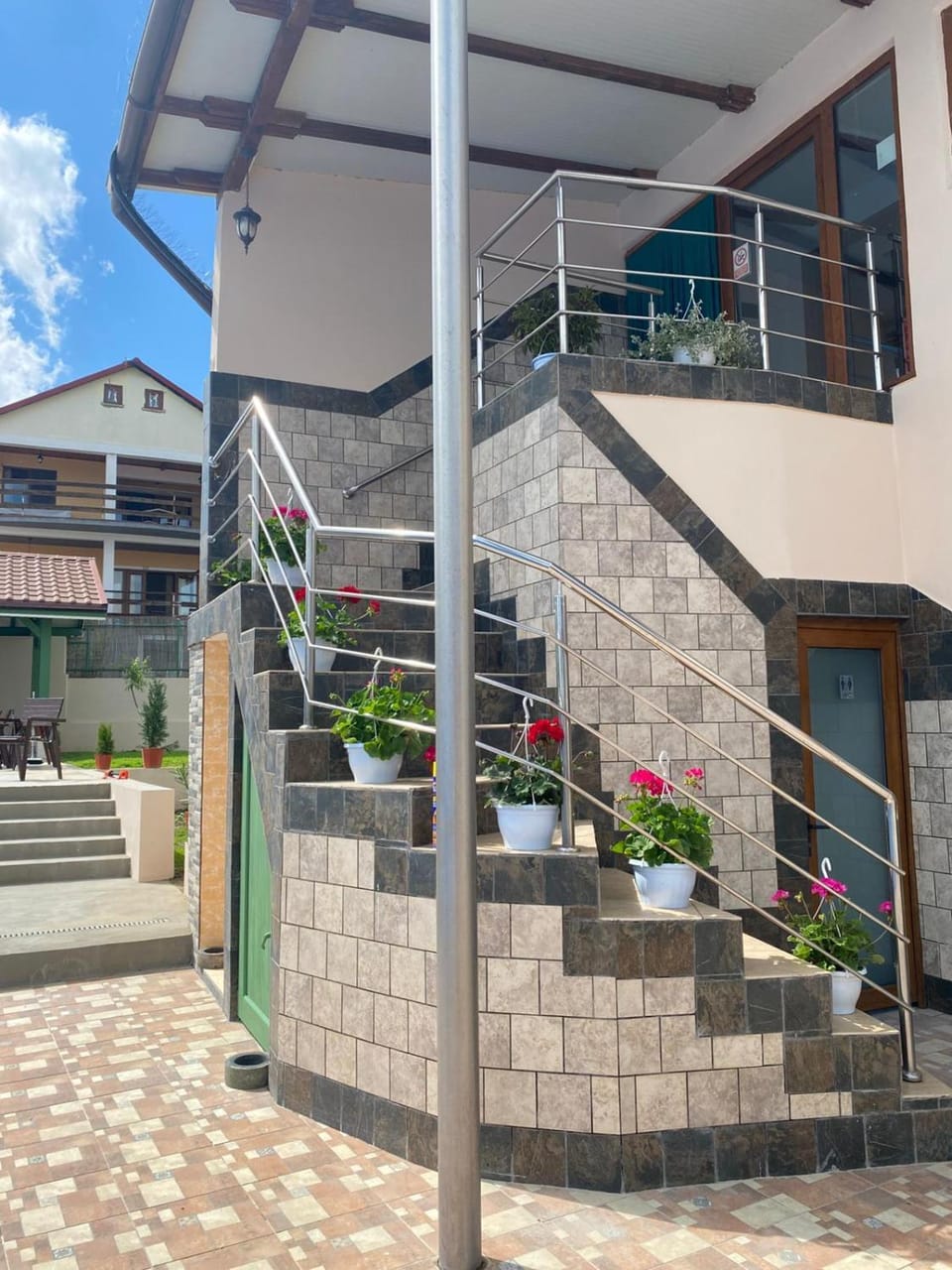 Property building, Restaurant/places to eat, Seating area, Lake view, Swimming pool, Parking