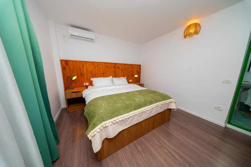 Restaurant/places to eat, Bedroom, Swimming pool, Breakfast