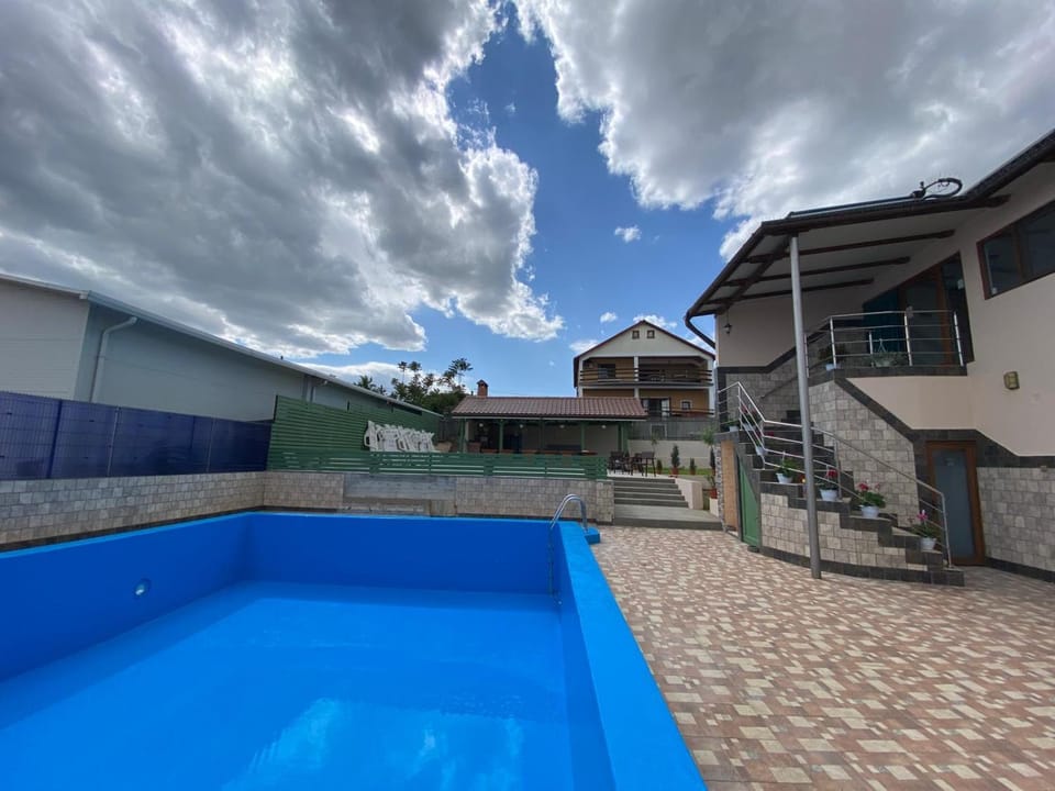 Property building, Restaurant/places to eat, Restaurant/places to eat, Lake view, Pool view, Swimming pool, Parking