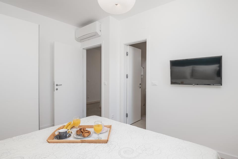 Communal lounge/ TV room, TV and multimedia, Breakfast