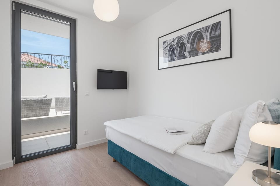 Bed, TV and multimedia, Photo of the whole room, Bedroom