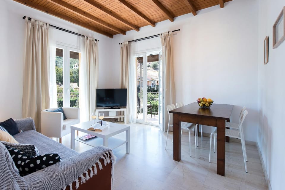 TV and multimedia, Living room, Seating area, Dining area