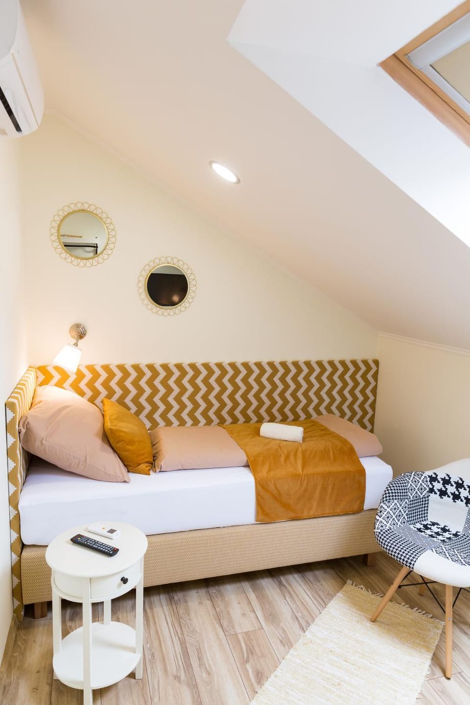 Bed, Photo of the whole room, Bedroom