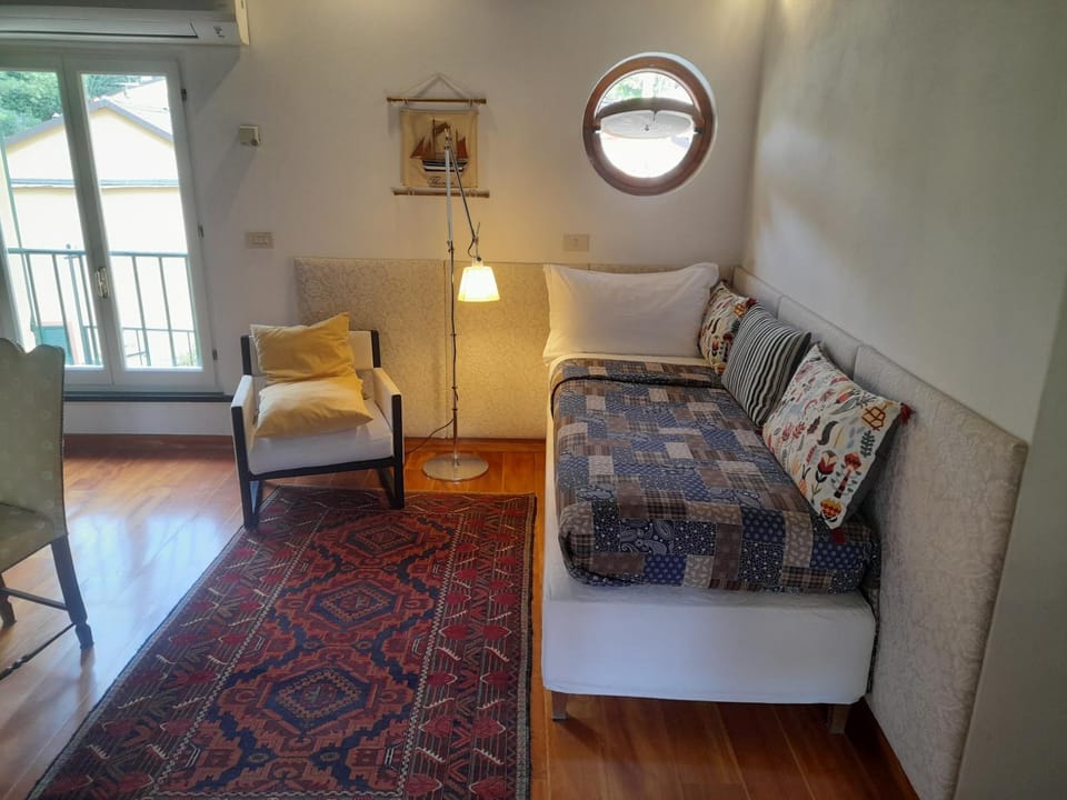 Bed, Living room, Photo of the whole room