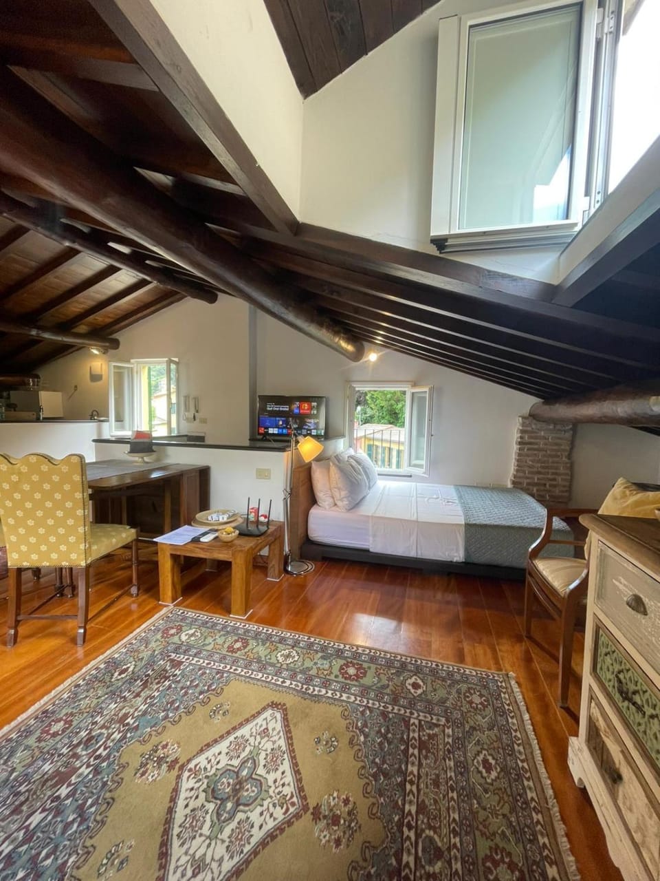 Bed, TV and multimedia, Photo of the whole room, Bedroom