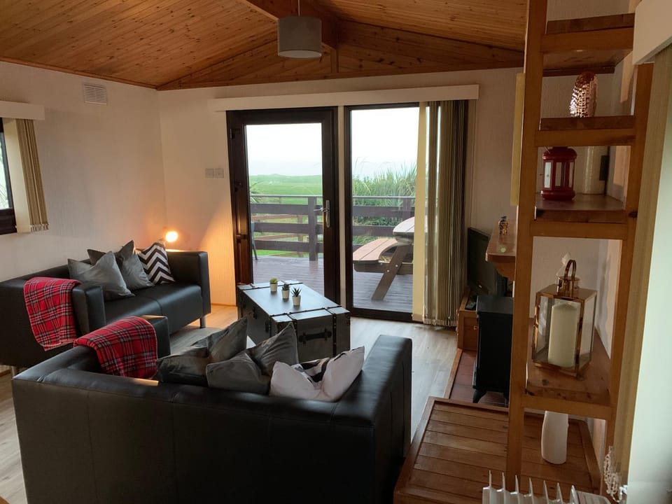 Lodge Cabin with Fabulous Views - Farm Holiday Cabin in England
