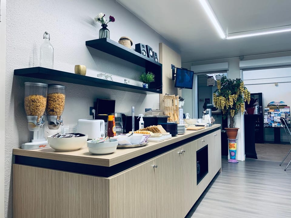 Restaurant/places to eat, Continental breakfast